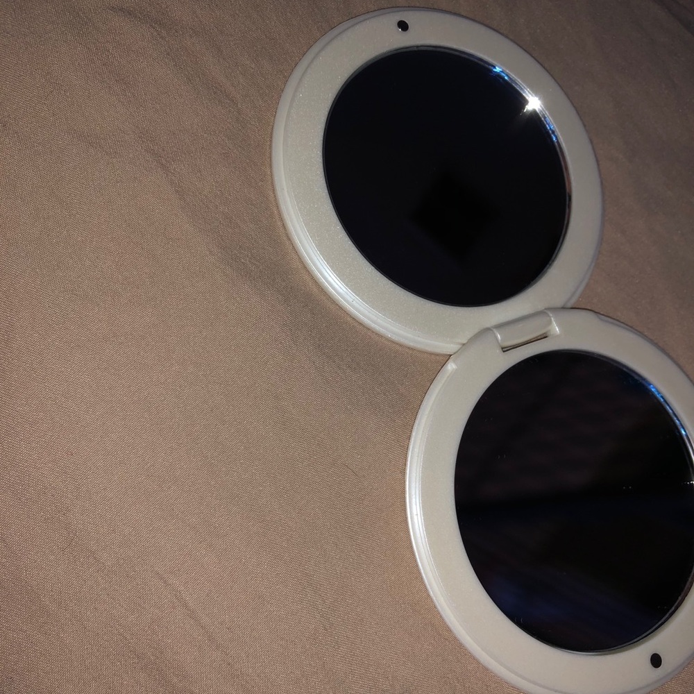 Compact mirror - Picture 2 of 3